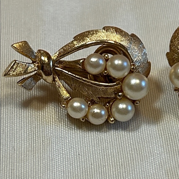 Vintage 1950-60s Crown Trifari gold-tone faux pearl clip-on earrings - Picture 6 of 14